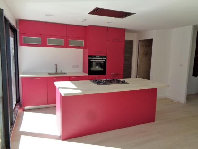 CUISINE FUSHIA  AVEC HOTTE PLAFOND PAR LARO AMENAGEMENT D'INTERIEUR