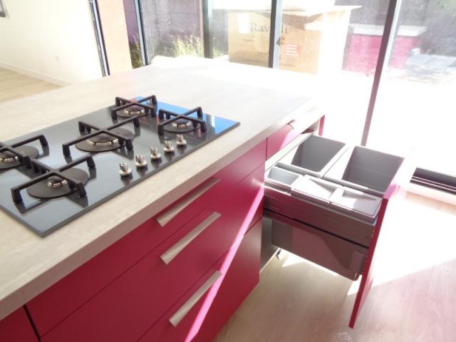 CUISINE FUSHIA  AVEC HOTTE PLAFOND PAR LARO AMENAGEMENT D'INTERIEUR