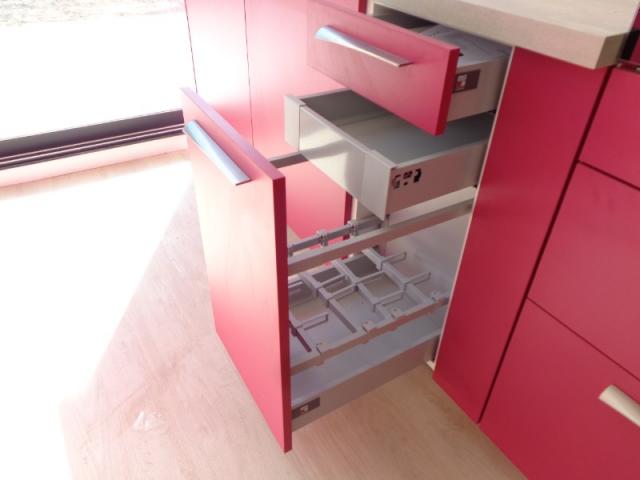 CUISINE FUSHIA  AVEC HOTTE PLAFOND PAR LARO AMENAGEMENT D'INTERIEUR