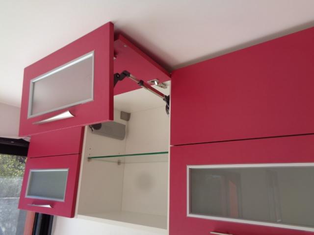 CUISINE FUSHIA  AVEC HOTTE PLAFOND PAR LARO AMENAGEMENT D'INTERIEUR