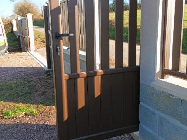 Portail, portillon et clôture aluminium posés près d’Aunay-sur-Odon par Laro Aménagement d'intérieur