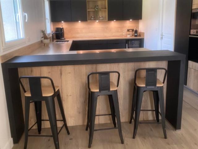 Cuisine réalisée par LARO, entreprise de rénovation d'intérieur et cuisiniste à Caen