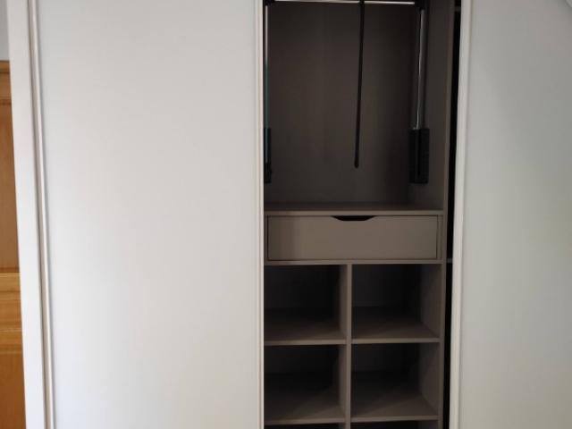 UN DRESSING SUR-MESURE SOUS PENTE PAR LARO AMENAGEMENT D'INTERIEUR