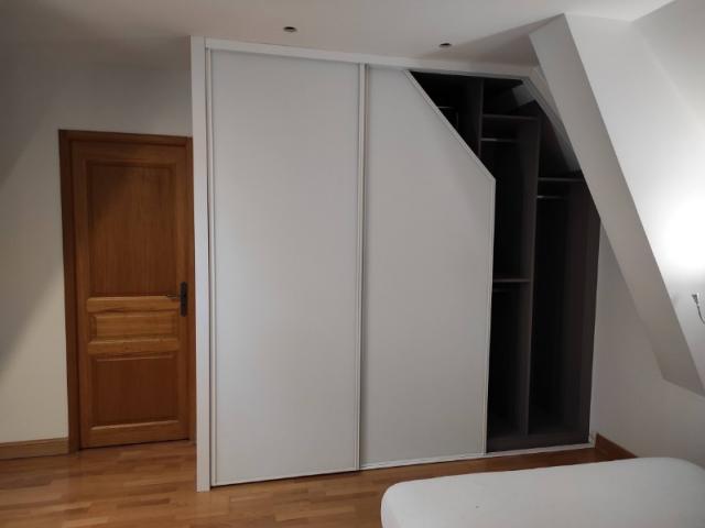 UN DRESSING SUR-MESURE SOUS PENTE PAR LARO AMENAGEMENT D'INTERIEUR