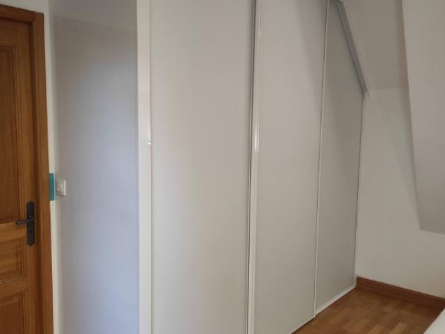 UN DRESSING SUR-MESURE SOUS PENTE PAR LARO AMENAGEMENT D'INTERIEUR