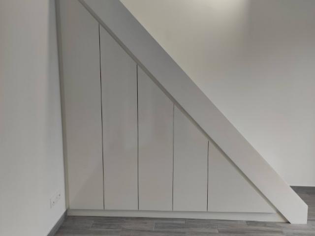 UN AMENAGEMENT DE PLACARD SOUS ESCALIER SUR MESURE PAR LARO AMENAGEMENT D'INTERIEUR