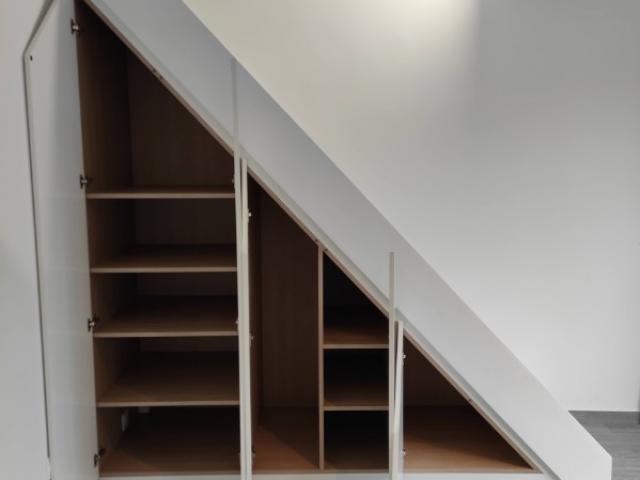 UN AMENAGEMENT DE PLACARD SOUS ESCALIER SUR MESURE PAR LARO AMENAGEMENT D'INTERIEUR