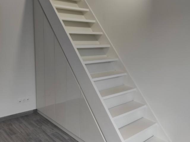 UN AMENAGEMENT DE PLACARD SOUS ESCALIER SUR MESURE PAR LARO AMENAGEMENT D'INTERIEUR