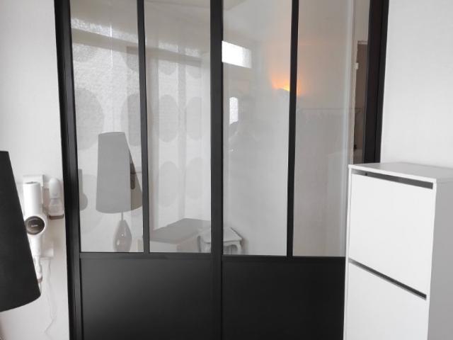 Verrières sur mesure en aluminium noir par Laro,entreprise de rénovation d’intérieur et cuisiniste à Caen
