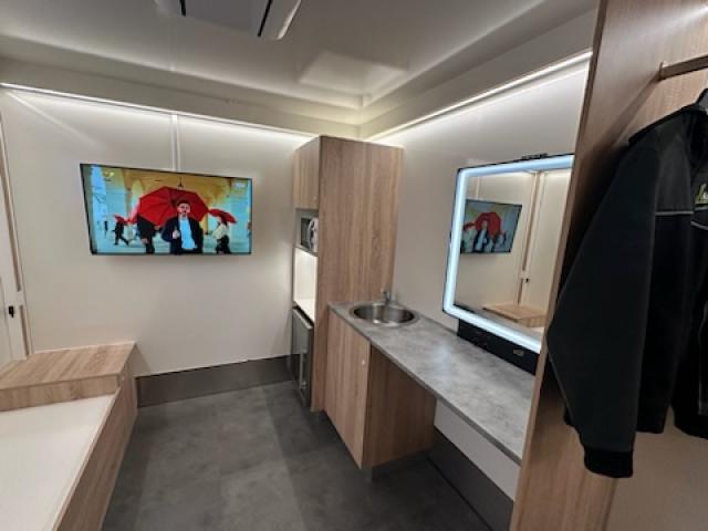 Aménagement d’une remorque avec 2 loges pour artistes par Laro Caen