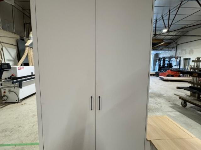 Aménagement d’entrée sur mesure avec cache tableau électrique – Fabrication et pose en Normandie