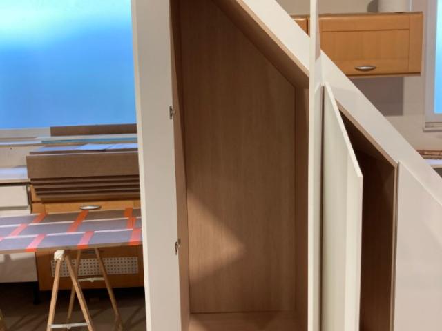 UN AMENAGEMENT DE PLACARD SOUS ESCALIER SUR MESURE PAR LARO AMENAGEMENT D'INTERIEUR