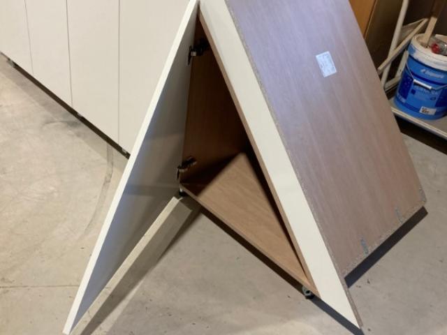 UN AMENAGEMENT DE PLACARD SOUS ESCALIER SUR MESURE PAR LARO AMENAGEMENT D'INTERIEUR