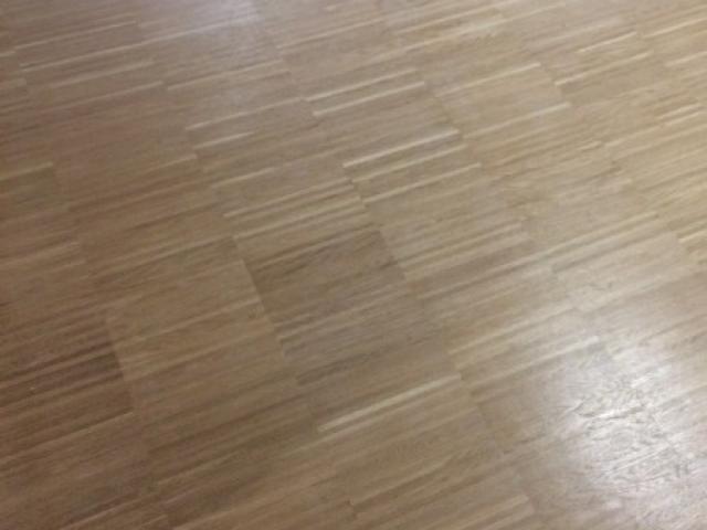 PARQUET SUR CHANT POUR SALLE DE DANSE DOUVRES LA DELIVRANDE