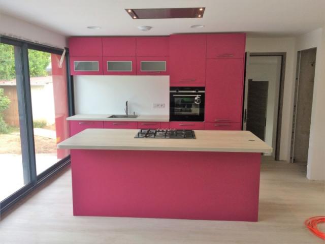 CUISINE FUSHIA  AVEC HOTTE PLAFOND PAR LARO AMENAGEMENT D'INTERIEUR