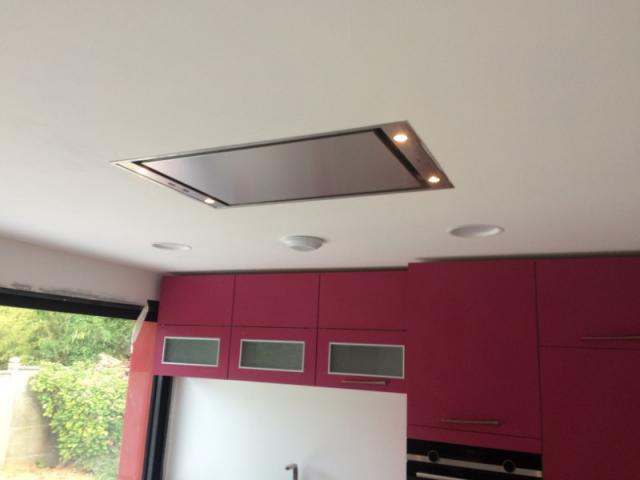 CUISINE FUSHIA  AVEC HOTTE PLAFOND PAR LARO AMENAGEMENT D'INTERIEUR