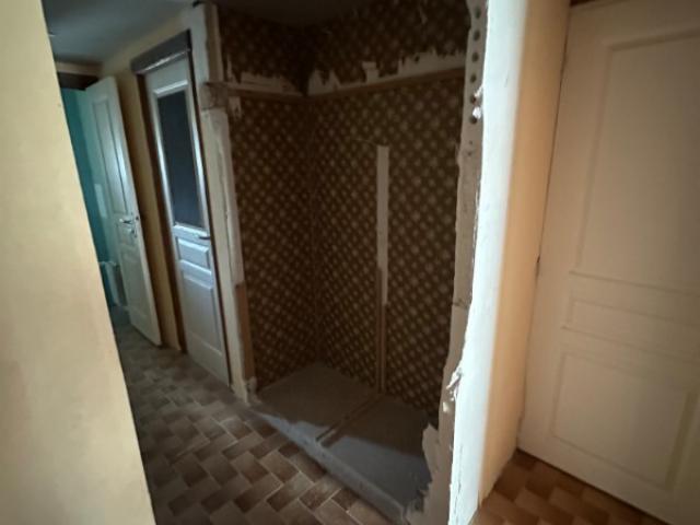 Fabrication et pose d’un placard sur mesure avec portes coulissantes noir mat en Normandie