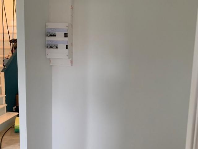 Aménagement d’entrée sur mesure avec cache tableau électrique – Fabrication et pose en Normandie