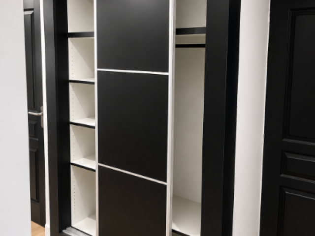 Fabrication et pose d’un placard sur mesure avec portes coulissantes noir mat en Normandie