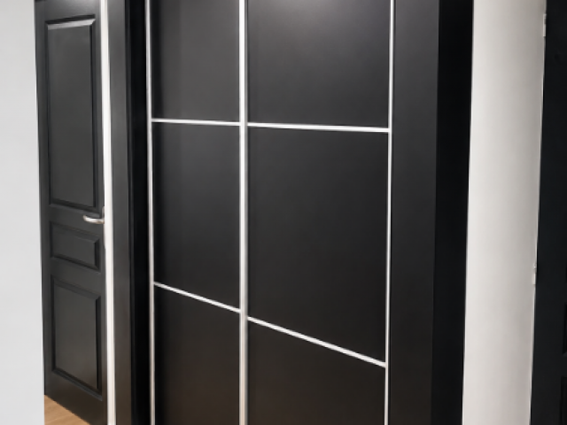 Fabrication et pose d’un placard sur mesure avec portes coulissantes noir mat en Normandie