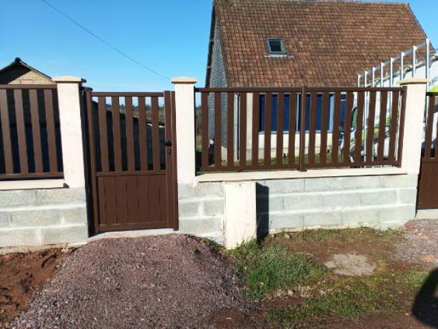 Portail, portillon et clôture aluminium posés près d’Aunay-sur-Odon par Laro Aménagement d'intérieur