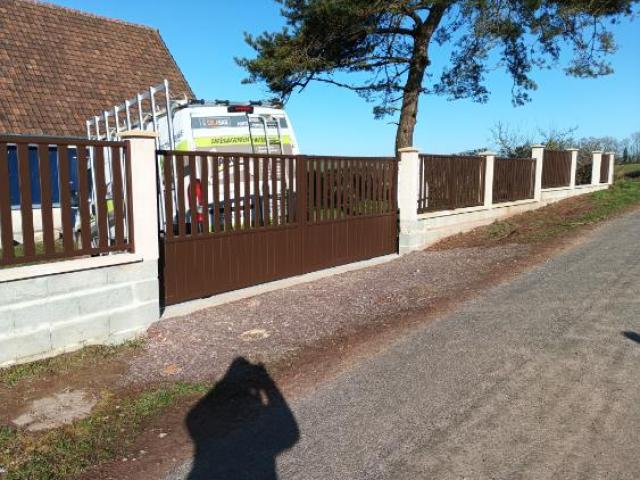 Portail, portillon et clôture aluminium posés près d’Aunay-sur-Odon par Laro Aménagement d'intérieur