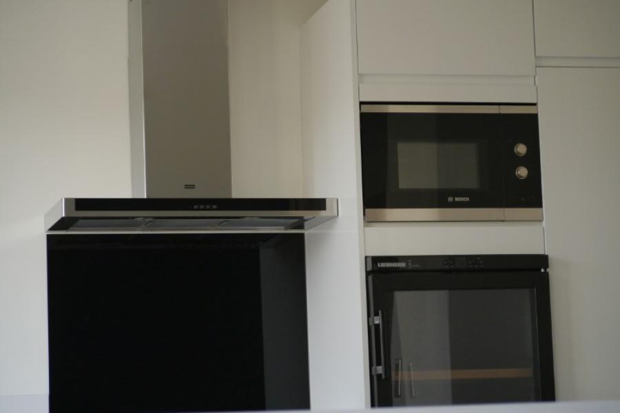 CUISINE BLANC BRILLANT APPARTEMENT CAEN PAR LARO AMENAGEMENT D'INTERIEUR
