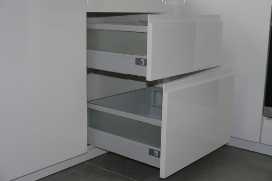 CUISINE BLANC BRILLANT APPARTEMENT CAEN PAR LARO AMENAGEMENT D'INTERIEUR