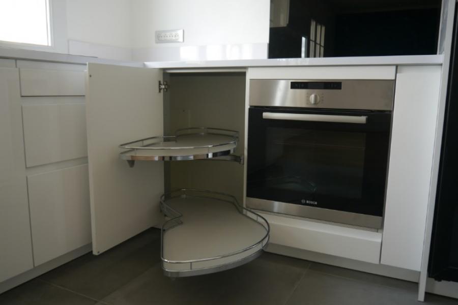 CUISINE BLANC BRILLANT APPARTEMENT CAEN PAR LARO AMENAGEMENT D'INTERIEUR