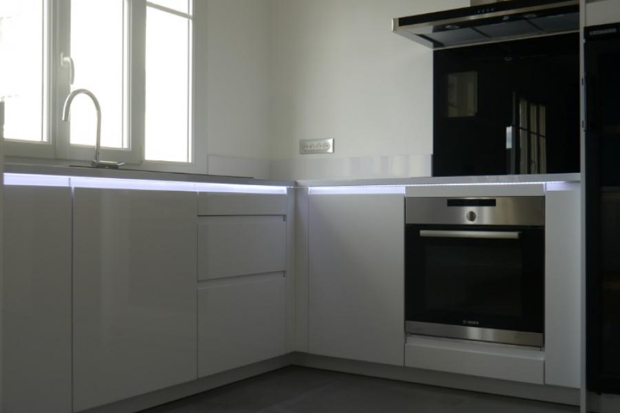 CUISINE BLANC BRILLANT APPARTEMENT CAEN PAR LARO AMENAGEMENT D'INTERIEUR