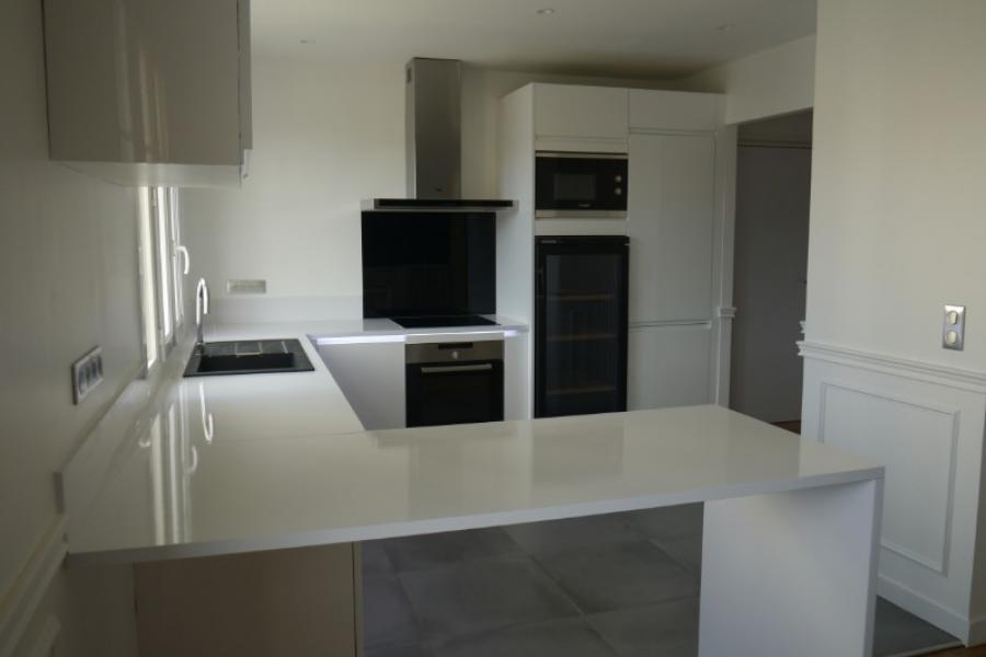 CUISINE BLANC BRILLANT APPARTEMENT CAEN PAR LARO AMENAGEMENT D'INTERIEUR