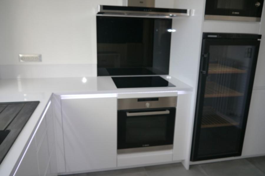 CUISINE BLANC BRILLANT APPARTEMENT CAEN PAR LARO AMENAGEMENT D'INTERIEUR