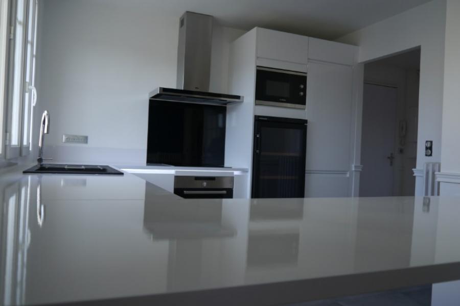 CUISINE BLANC BRILLANT APPARTEMENT CAEN PAR LARO AMENAGEMENT D'INTERIEUR