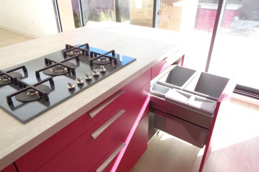 CUISINE FUSHIA  AVEC HOTTE PLAFOND PAR LARO AMENAGEMENT D'INTERIEUR