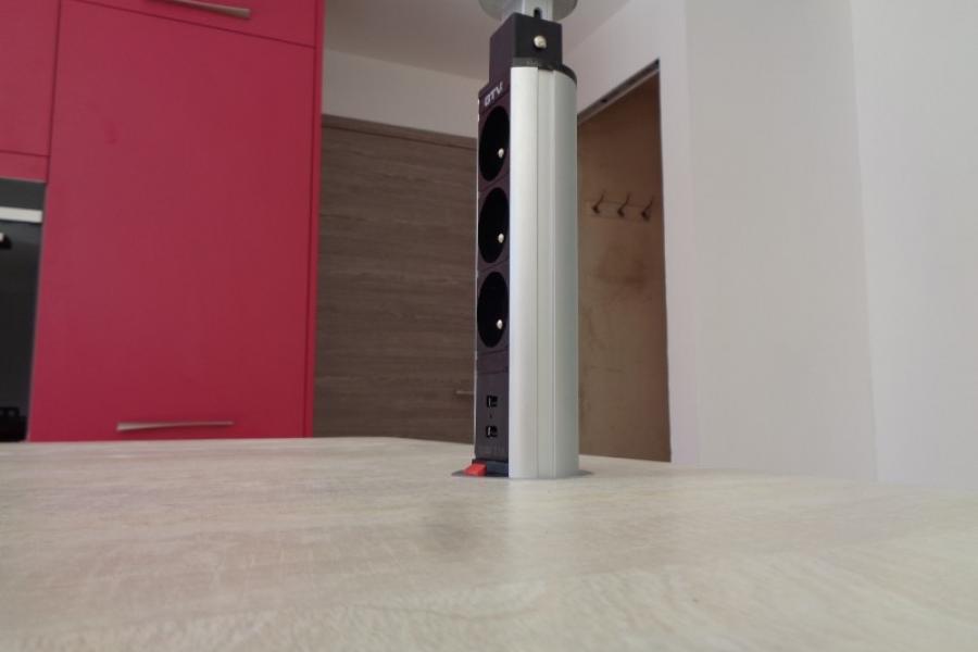 CUISINE FUSHIA  AVEC HOTTE PLAFOND PAR LARO AMENAGEMENT D'INTERIEUR