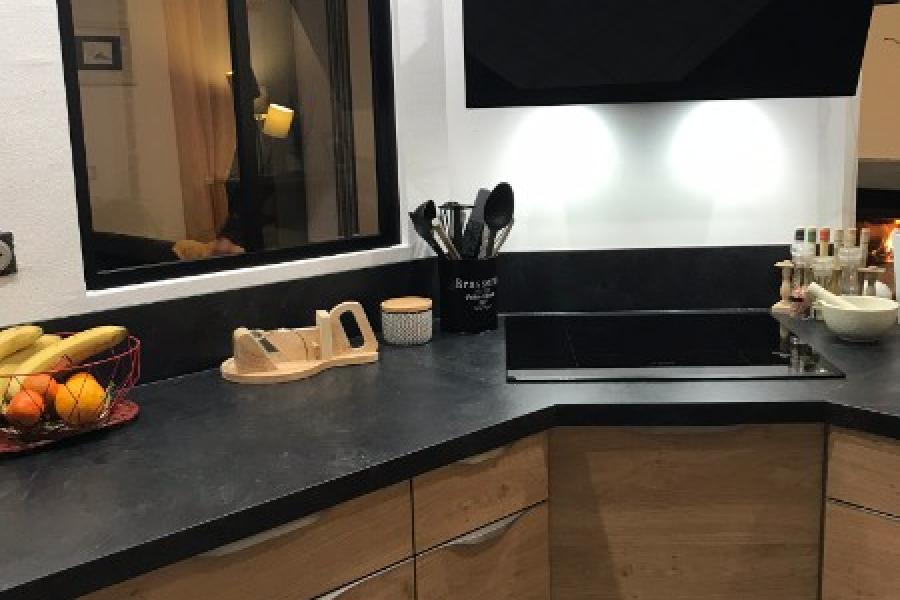 CUISINE MÉLAMINÉ AVEC DÉCOR BOIS CHÊNE ET POSE D'UNE VERRIÈRE