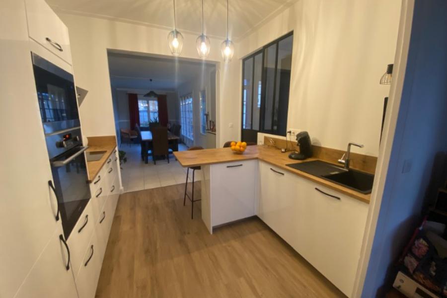 Rénovation et aménagement d’intérieur d’une maison sur Courseulles sur Mer avec la réalisation par Laro