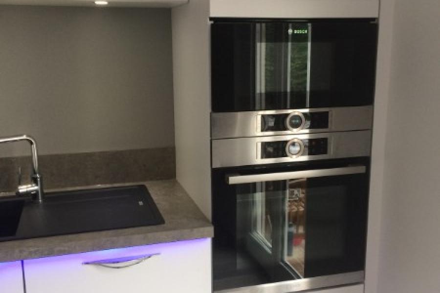 CUISINE BLANCHE PLAN DE TRAVAIL CUIVRE PAR LARO AMENAGEMENT D'INTERIEUR 