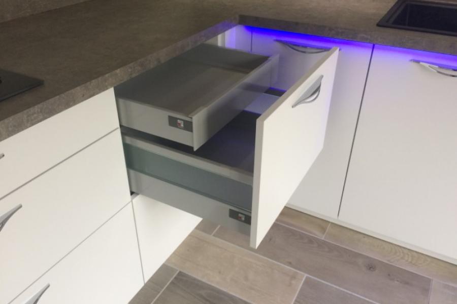CUISINE BLANCHE PLAN DE TRAVAIL CUIVRE PAR LARO AMENAGEMENT D'INTERIEUR 