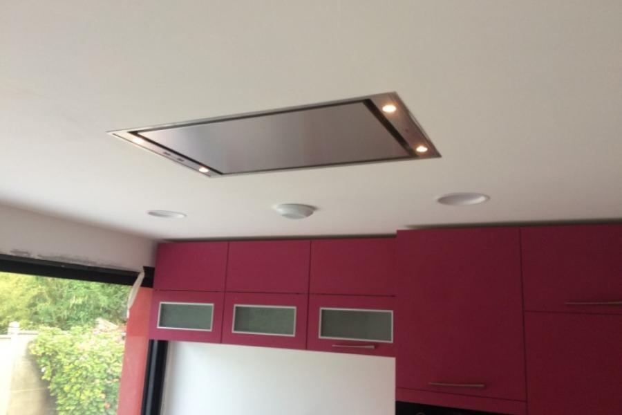CUISINE FUSHIA  AVEC HOTTE PLAFOND PAR LARO AMENAGEMENT D'INTERIEUR