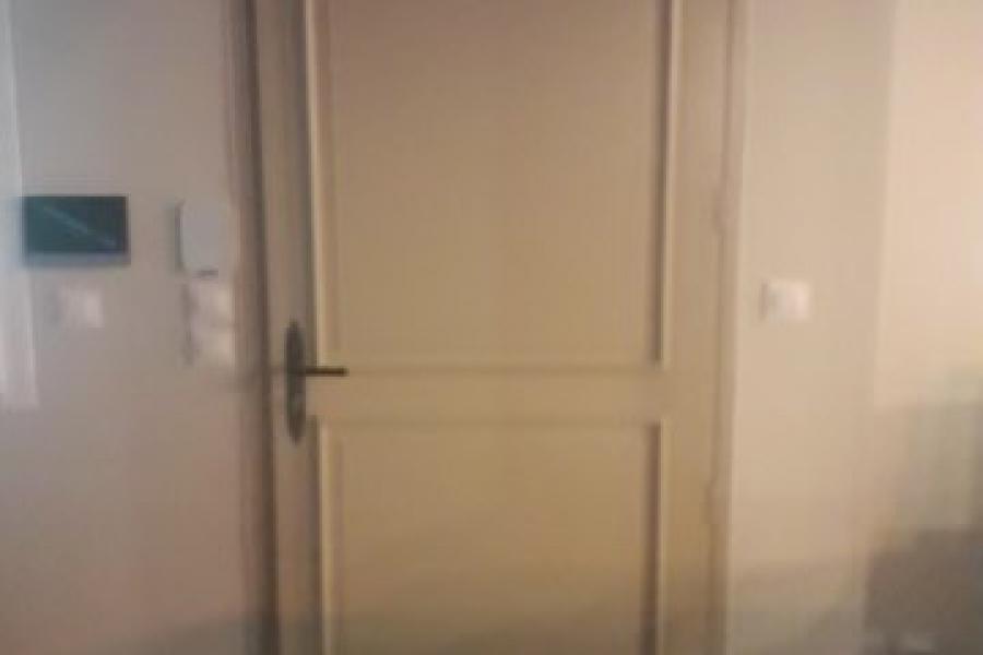 Remplacement d’une porte d’entrée par Laro Aménagement d’intérieur